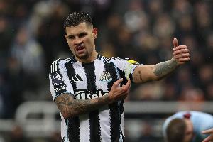 邮报：尽管曼联对托纳利很感兴趣，但无意引进其队友吉马良斯