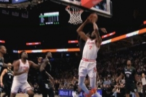 没有哨！杜兰特冲击篮筐 遭麦克丹尼尔斯起飞帽翻