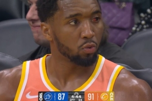 还没恢复好！米切尔替补席呆坐 左眼球仍有明显淤血