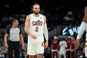 斯特鲁斯：很感激关键时刻能在场 我就是给米切尔和哈登拉开空间