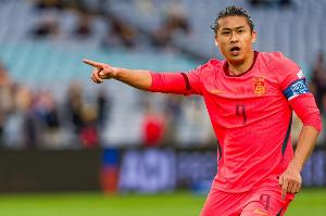 也踢过荷甲！张玉宁传射2-0库拉索，场上队长单前锋力压对手后防