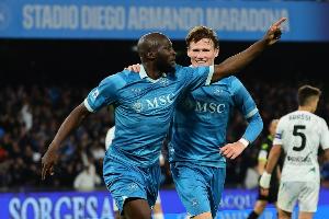 记者：卢卡库拒绝归队面临罚款，那不勒斯不同意他留在比利时恢复