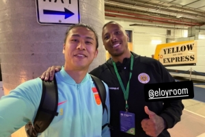 张玉宁社媒晒和库拉索门将罗姆合影，两人曾在维特斯共事两个赛季