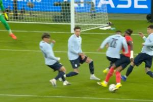 希望无大碍！马杜埃凯被乌拉圭球员撞倒，随后被换下