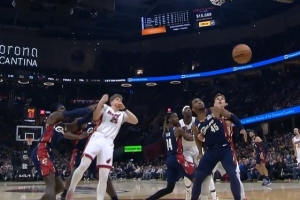 一回合7分！施罗德被吹一级恶意犯规 热火3+1打成后再中3分