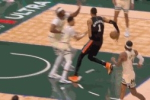 写意！文班亚马持球突破吸引防守 精妙背传助攻卡斯尔扣篮