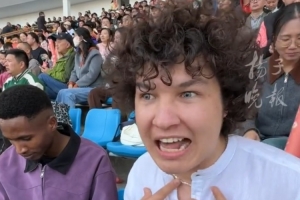 乌兹别克斯坦留学生看苏超：我是无锡球迷，球迷氛围和情绪特别好