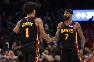 NAW：我和杰伦·约翰逊两人经常在交流 我们相互扶持&共同成长