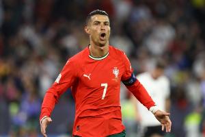 墨西哥球迷抱怨：C罗在哪？我们花了1万比索来看球，结果根本不值