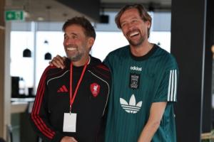 渣叔也有1米9！克洛普与2米01的高佬克劳奇合照，只矮半个头