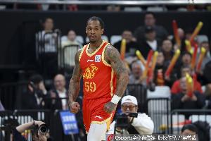 势不可挡！塔克13中10高效砍下33分6板3助2断 罚球12中11