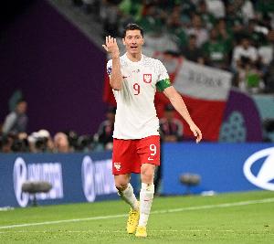 莱万谈战瑞典：上次被撞断肋骨的伤痕犹在，无论多艰难都要坚持住