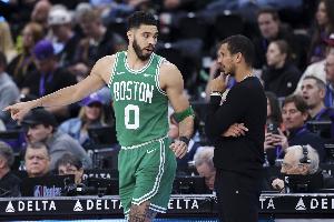 马祖拉谈塔图姆赛季新高：他在进攻端表现堪称完美 5篮板有待改进