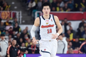 杜锋：焦泊乔身体不太舒服 有家庭&身体因素 他跟我沟通得非常好