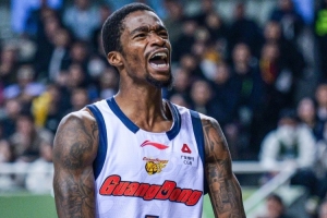 互飙！萨姆纳打满首节9中6砍下16分 江苏双外贾尔斯+亨特合砍21分