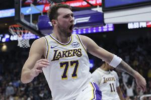 明天背靠背战骑士！海斯：东契奇明天能回归 对此我肯定非常兴奋