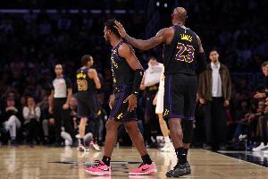 詹姆斯：不论场上还是场下 我们就是个赢家家族