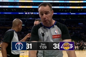 改判了！武克切维奇身后掏球肯纳德犯规 奇才挑战成功