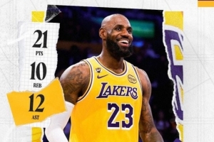 最老三双！湖人官方发布詹姆斯本场21+10+12数据海报