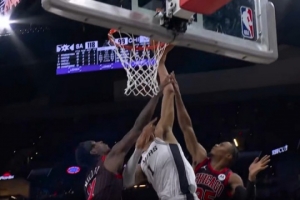 名画！文班中路突击无视包夹起飞隔扣 砍个人赛季第3场40+