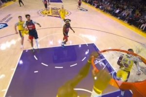 飞高高！里夫斯信手一撩送抛传 詹姆斯腾空而起双手空接暴扣