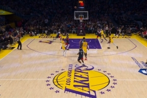 3-2！詹姆斯助攻肯纳德三分 海斯篮下被吹犯规送莱利2罚全中