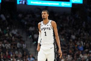 最近两个月文班场均25分11.7板3.5助3.6帽 出战的比赛马刺25胜1负