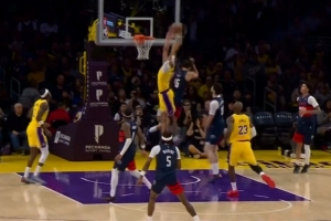 摧枯拉朽！詹姆斯送长传 海斯接球快下一飞冲天双手暴力灌篮