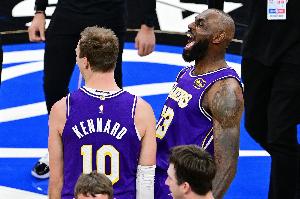 詹姆斯谈角色球员发挥：到了季后赛 每晚都可能有不同球员站出来