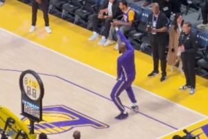 我的舞姿很曼妙！詹姆斯赛前热身秀魔性舞蹈 随后空接助飞海斯