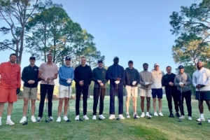 上瘾了~名记：南加州高尔夫球场多是老詹倾向留队的重要因素之一