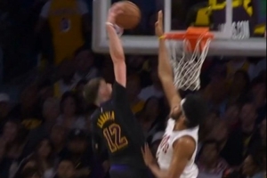 给东契奇看傻了！拉拉维亚快下起飞 单臂暴力隔扣贾勒特·阿伦！