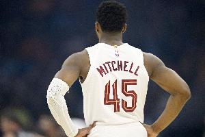 赶紧支棱起来！米切尔半场低迷6中1仅得2分 正负值-14全场最低