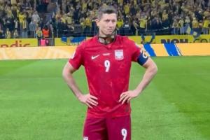 心碎！无缘2026世界杯，37岁莱万谢场时抿嘴克制情绪落寞无比！