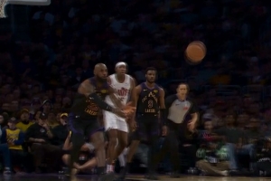 攻防发力！湖人抢断哈登 詹姆斯端球长传助拉拉维亚反击暴扣