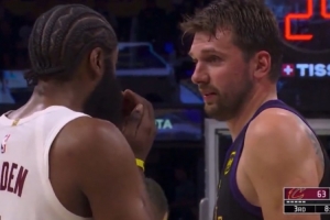 哈登和东契奇在场上愉快聊天 还捂着自己的胡子