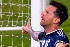 在阿根廷主场收获进球，梅西破门后面向球迷看台庆祝