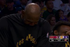 聊啥这么开心！詹姆斯坐在布朗尼旁边说悄悄话 父子俩捂嘴爆笑