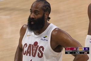 着了你的道！八村塁防守时手臂高举 哈登瞅准时机挂到造三分犯规