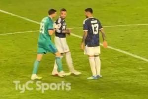 氛围真好！梅西招手让点奥塔门迪不想罚，大马丁和罗梅罗不断推他