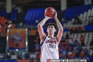 针锋相对！邹雨宸首节5中2拿到7分3前板 徐昕2中2得7分1板2助2帽