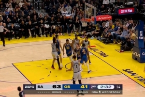 这么放？文班亚马面对追梦虚晃后中投得手 后者站着没动