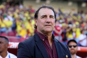 记者：哥伦比亚足协不考虑与国家队主帅洛伦佐续约