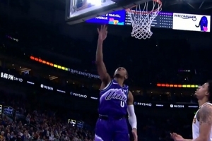 漫不经心！约基奇长传被断&发球送对手 5秒时间出现2次失误