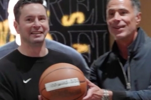 氛围无敌！湖人更衣室祝贺詹东八里程碑 佩林卡为雷迪克送上惊喜