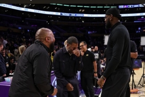 骑士副GM晒与詹姆斯赛前合照感叹兄弟情 詹姆斯转发回应