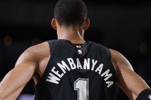 拿什么防我？文班半场14中10狂轰27分13板 各种虐筐暴扣空接