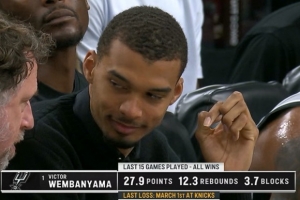 因右脚踝伤势缺阵！文班近15次出战均取胜 场均27.9分12.3板3.7帽