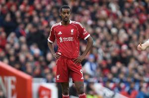 回声报：伊萨克出战曼城存疑；曼城或折损格瓦迪奥尔等三名后卫