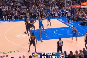 发力流畅！布朗尼突破急停后仰命中2分 引得雷霆球迷一阵欢呼